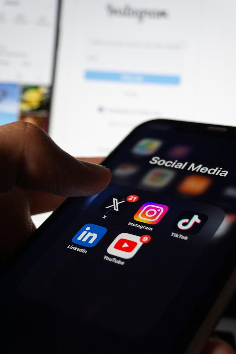 Marketing Digital în Sănătate: Cum Schimbă Social Media Parcursul Pacientului